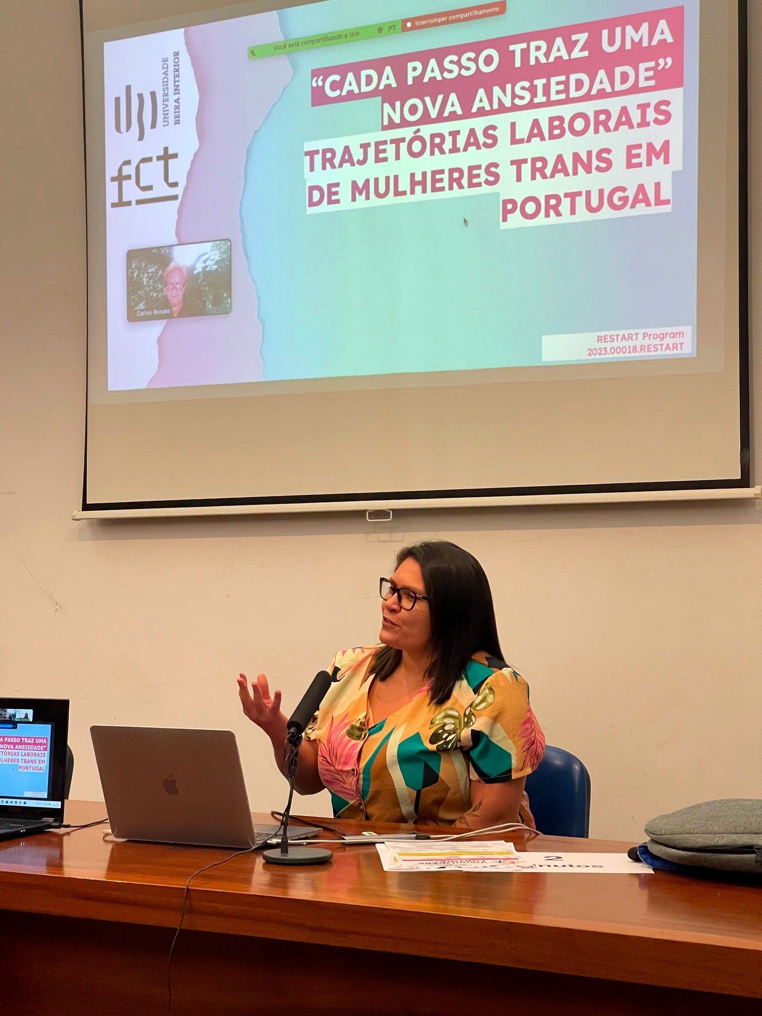 Iara Teixeira presenting research on trans women’s work trajectories and psychosocial risks in Portugal